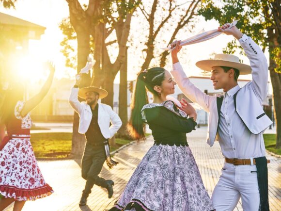 Terapia con raíces: beneficios de bailar folclore